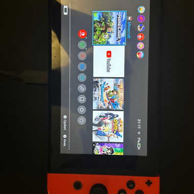 Nintendo Switch mit Controllern und Minecraft