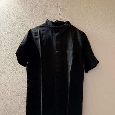 H&M black short-sleeve shirt