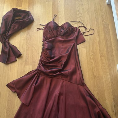 Robe taffetas rouge grenat