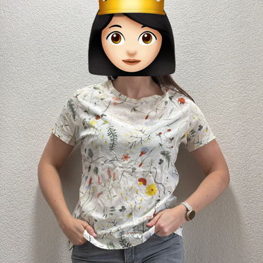 T-shirt bianco con motivo floreale colorato