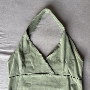 Top corto verde con scollo a collo alto