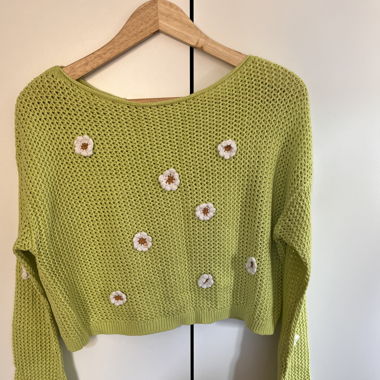Pull crochet vert à fleurs 