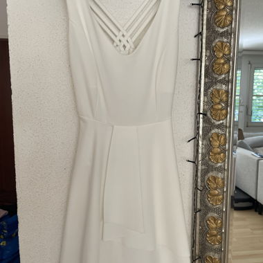 Weisses Kleid mit Kreuzträgern