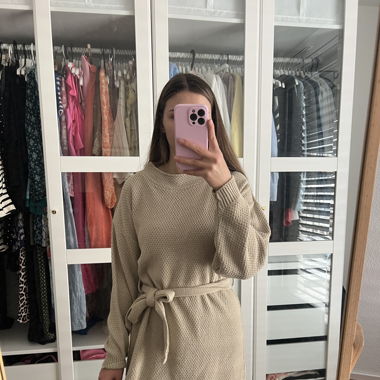 Beiges Strickkleid