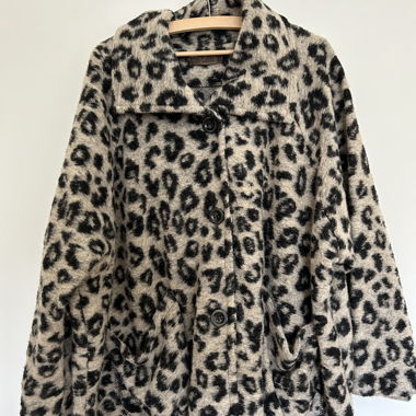 Cappotto con motivo leopardo e bottoniera