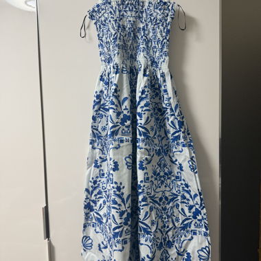 Trägerkleid mit blauem Blumenmuster