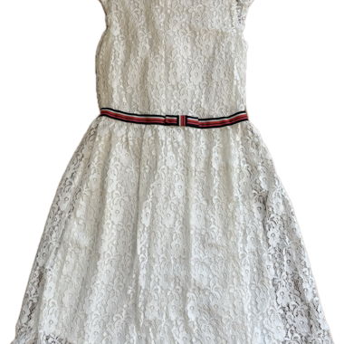 Robe en dentelle avec ceinture