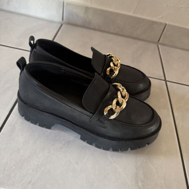 Loafers mit Goldkette