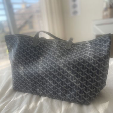 Graue Handtasche 