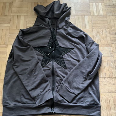 Schwarzer Zip-Hoodie