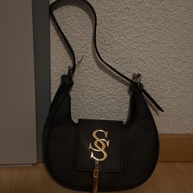 Borsa a tracolla nera con dettaglio dorato