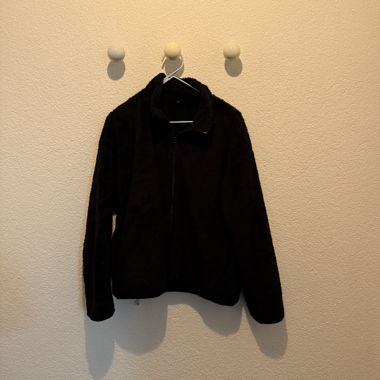 Black uniqlo fleece jacket