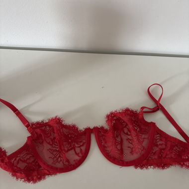 Soutien-gorge en dentelle rouge