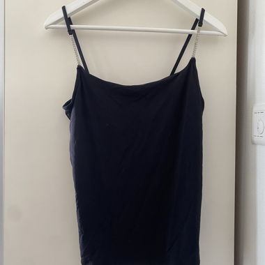 Top nero con spalline in strass