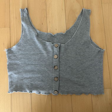 Top senza maniche grigio con bottoni