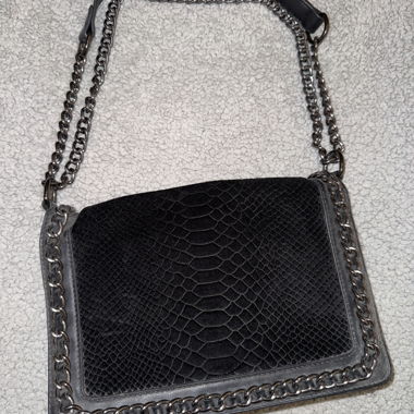 Schwarze Schultertasche mit Kette