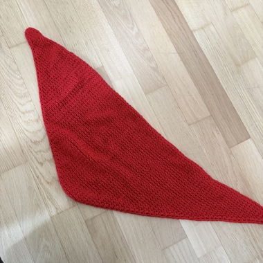 Foulard rouge tricoté à la main (par moi)