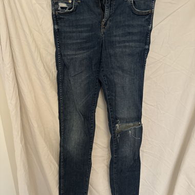 Jeans with knee hole