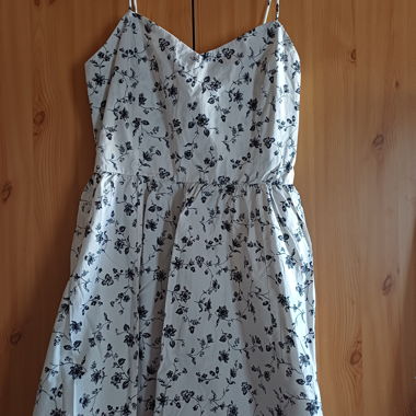 Abito estivo bianco con fiori