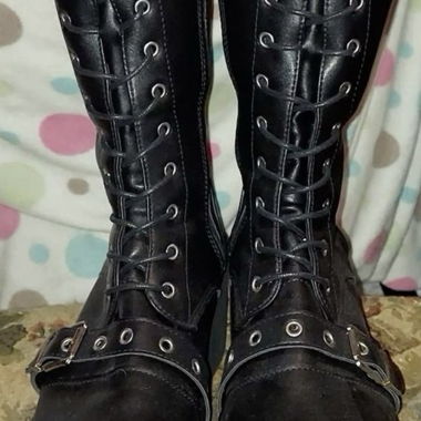 BLACK BOOTS
