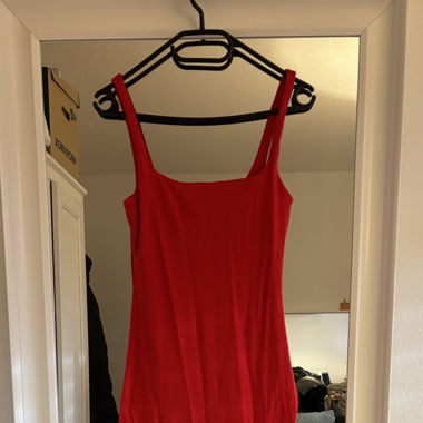 Robe rouge moulante