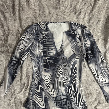Longsleeve Mesh Y2K con stampa swirl e scritte