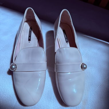 Weisse Loafer mit Perlendetail