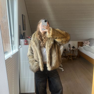 Veste courte en fausse fourrure marron