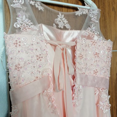Kleid für Feste oder elegante Abende. Fliesst und jung e