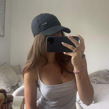 Cappellino nero e top grigio