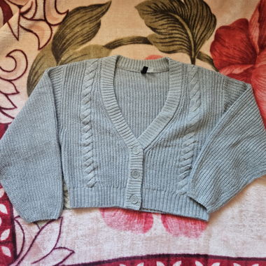 Cardigan grigio in maglia