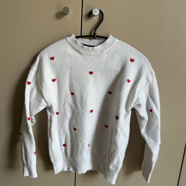 Maglione bianco con cuori rossi