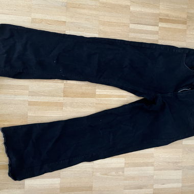 Schwarze Hose, gerader Schnitt