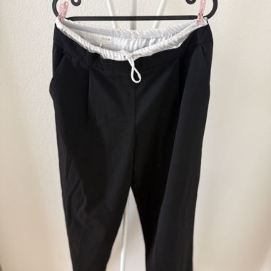 Schwarze Hose mit weissem Bund