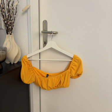 Haut court jaune-orange à manches bouffantes