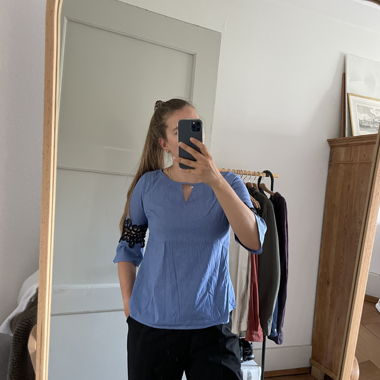 Comma, Chemisier bleu à dentelle