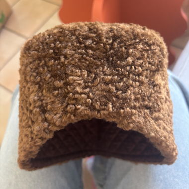 Chapeau en fourrure marron