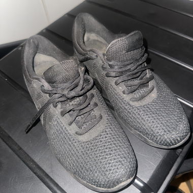 Schwarze Sportschuhe