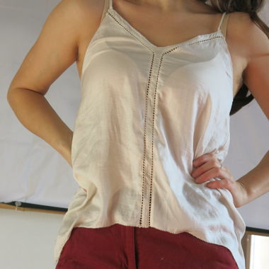 Haut en satin blanc avec couture en dentelle