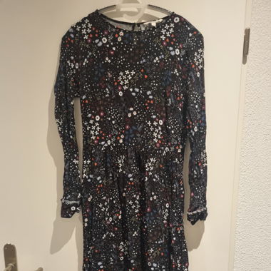 Geblümtes Kleid