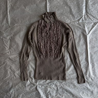 “Let it be” ruffled top