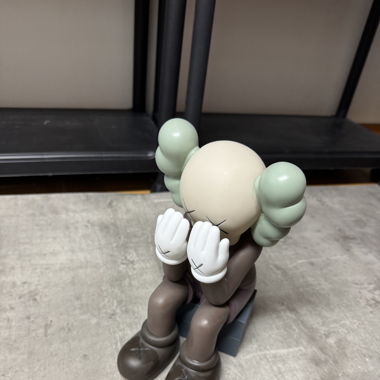 Kaws Figur Sitzend
