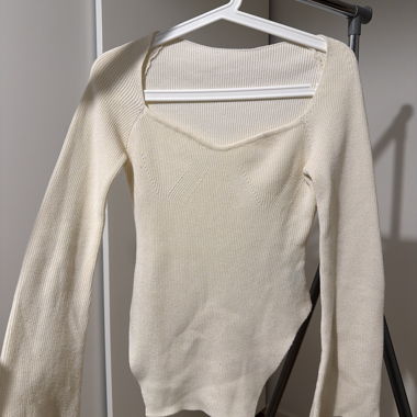 Beiger Strickpulli mit Herzausschnitt/offene Ärmel