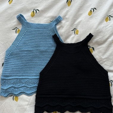 Set of 2 knitted crop tops black & blue