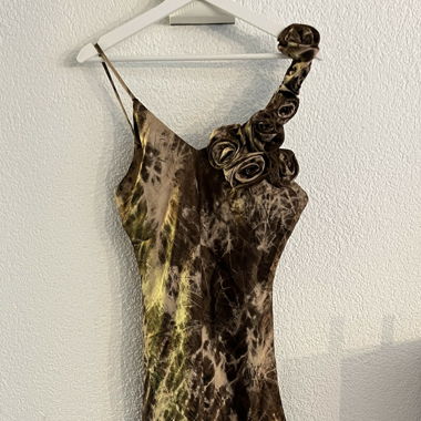braunes Abendkleid mit Applikationen