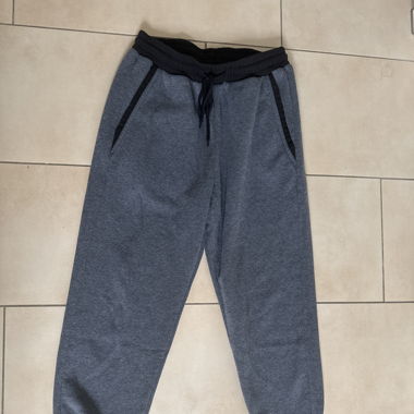 Graue Jogginghose