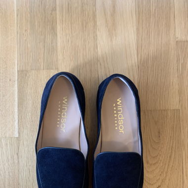 Dunkelblaue Lederslipper