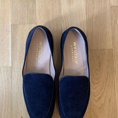 Dunkelblaue Lederslipper