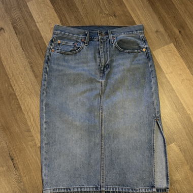 Hellblauer Levi‘s Jeans-Rock mit Schlitz 27