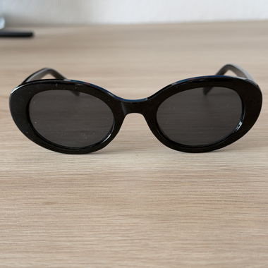 Lunettes de soleil noires ovales